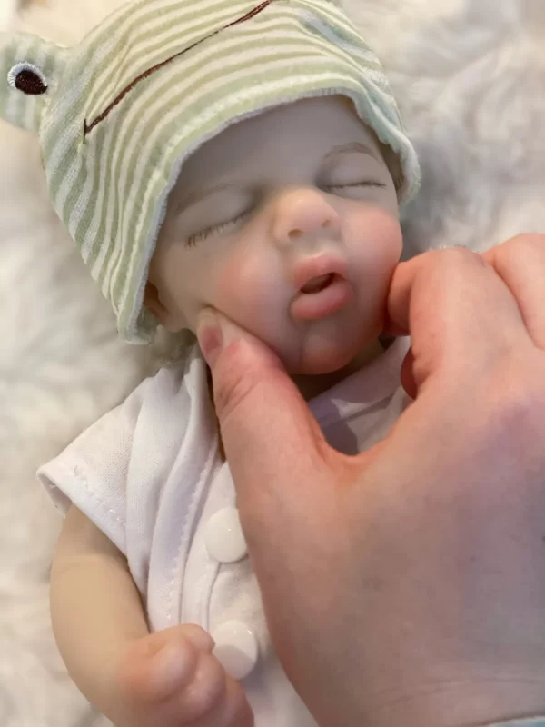 Bebê Reborn Dylan de Silicone Sólido Abre a boca, Carequinha,  Veias aparentes - Image 2
