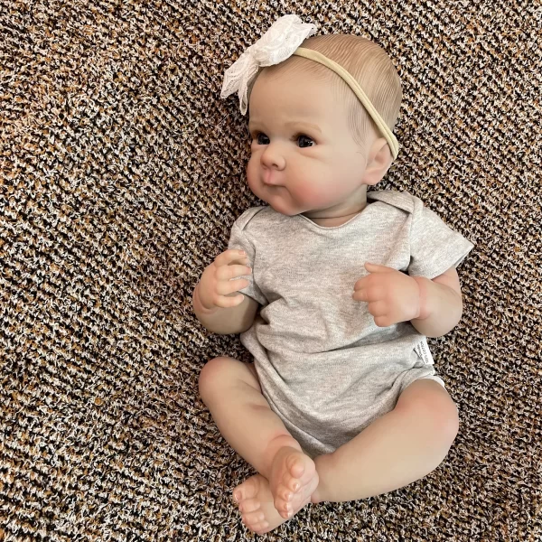 Bebê Reborn Enzo Realismo em Cada Detalhe de Silicone Macio e Roupas Natalinas - Image 2