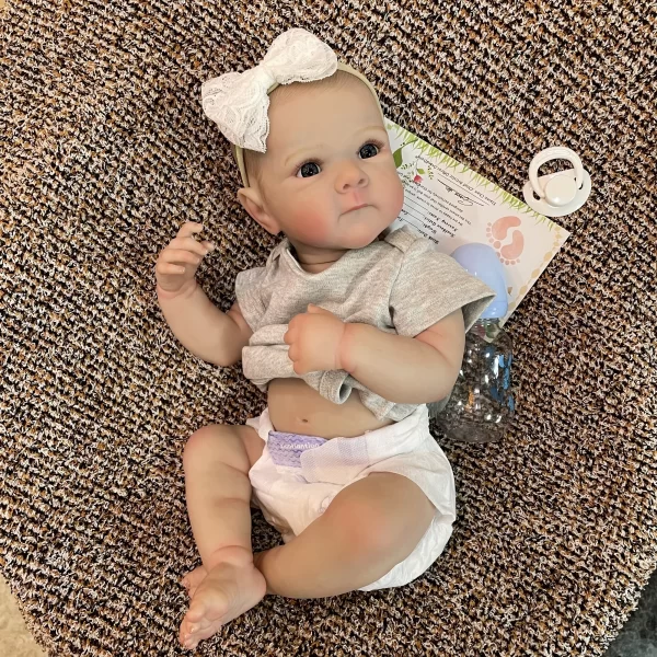 Bebê Reborn Enzo Realismo em Cada Detalhe de Silicone Macio e Roupas Natalinas - Image 7