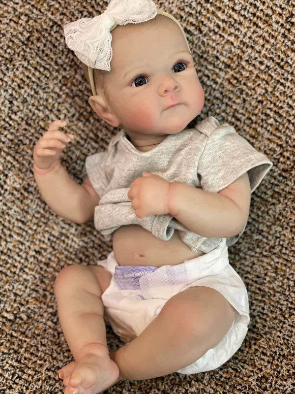 Bebê Reborn Enzo Realismo em Cada Detalhe de Silicone Macio e Roupas Natalinas