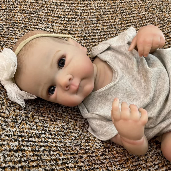 Bebê Reborn Enzo Realismo em Cada Detalhe de Silicone Macio e Roupas Natalinas - Image 3