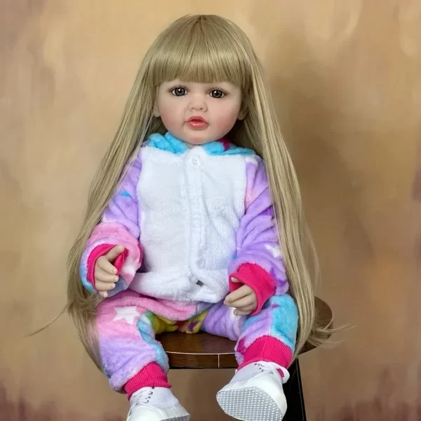 Boneca realista em cabelos loiros e longos e lindo acessórios  55cm Full Silicone - Image 4