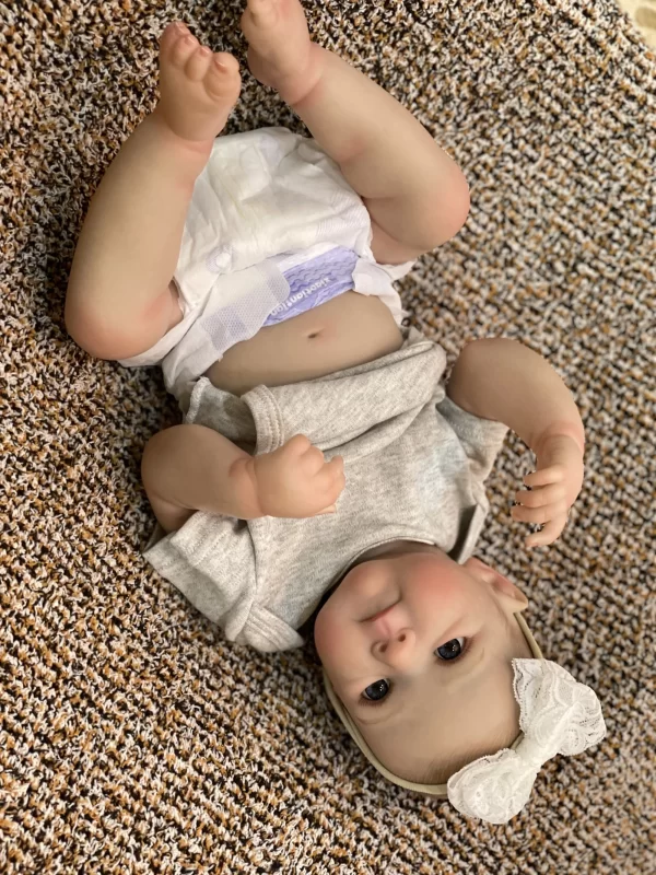 Bebê Reborn Enzo Realismo em Cada Detalhe de Silicone Macio e Roupas Natalinas - Image 6