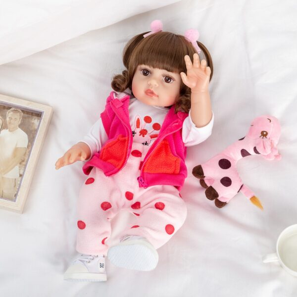Bebê Reborn Girafinha: Realismo e Carinho com Silicone Macio - Image 7
